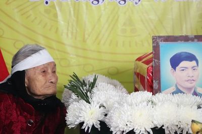 Hai người mẹ, hai cuộc đợi chờ