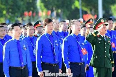 Đại biểu Đại hội Đoàn toàn quốc XIII báo công và vào Lăng viếng Bác