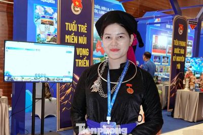 Cô giáo vùng cao và sĩ quan lực lượng vũ trang sẻ chia cảm xúc tại ngày hội lớn