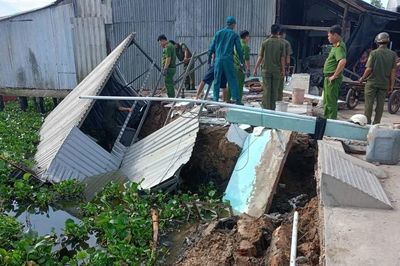 Sạt lở cuốn trôi 3 căn nhà xuống sông, thiệt hại hơn 1,7 tỷ đồng