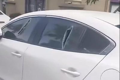 Xác minh thông tin nhiều ô tô để ở đường Lạc Long Quân bị phá hoại