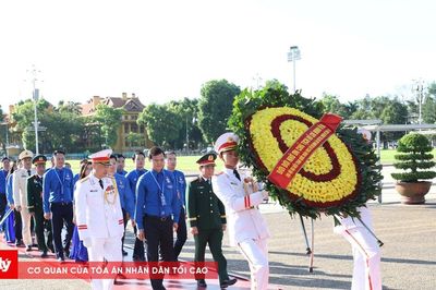 Đại biểu dự Đại hội Đoàn toàn quốc lần thứ XIII báo công và viếng Lăng Bác