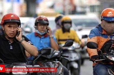 Nhiều tài xế xe ôm công nghệ bị xử phạt vì vừa lái xe vừa dùng điện thoại