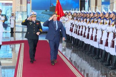 Quyền Bộ trưởng Hải quân Mỹ Hùng Cao thăm Hải quân Việt Nam