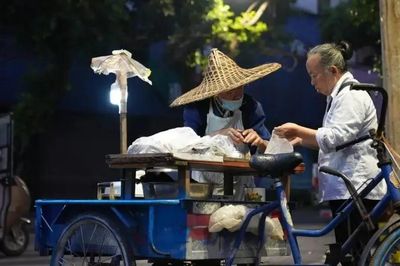 Cụ ông 92 tuổi bán bánh gần 2.000 đồng suốt 2 thập kỷ, quyết không tăng giá