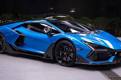 Đại gia Sài Gòn chi triệu USD mua siêu xe Lamborghini Revuelto màu độc