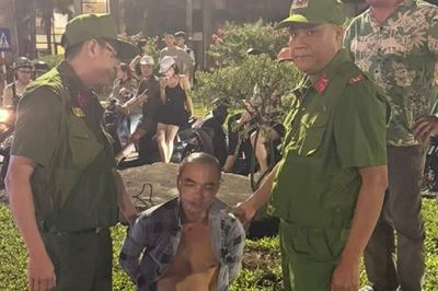 Tước hung khí người đàn ông cầm dao phay đe dọa người đi đường ở Hà Nội