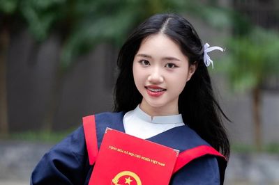 Nữ sinh Hà Nội giành 'cú ăn ba' thủ khoa thi lớp 10 chuyên Văn