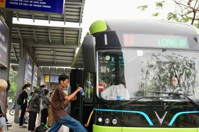 Hà Nội chính thức dùng vé điện tử liên thông cho giao thông công cộng từ 25/6