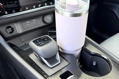 Rãnh nhỏ giữa hai hộc để cốc trên ô tô thực chất có tác dụng gì?