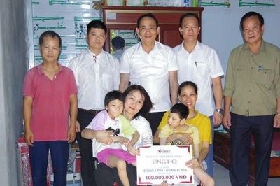 Bạn đọc ủng hộ 100 triệu đồng hai bé song sinh mắc bệnh bại não ở Hưng Yên