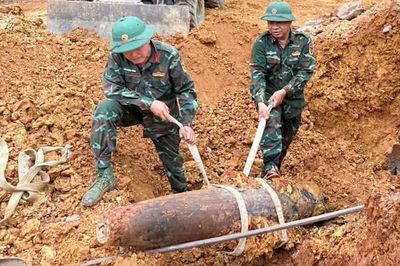 Đào móng xây trường tiểu học, phát hiện quả bom 250kg còn nguyên kíp nổ