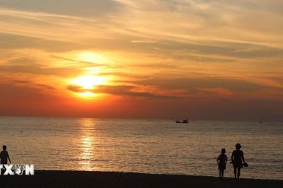 Quảng Ngãi: Chợ cá lúc 'hừng Đông' nơi sông Vệ hòa vào biển