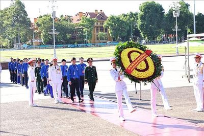 Đại biểu dự Đại hội Đoàn TNCS Hồ Chí Minh toàn quốc lần thứ XIII báo công dâng Bác