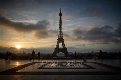 Nắng nóng cực đoan buộc Paris phải đóng cửa sớm tháp Eiffel và bảo tàng Louvre