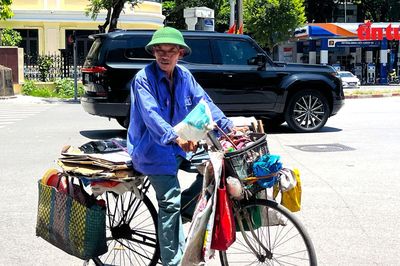 Người lao động oằn mình mưu sinh dưới nắng nóng gần 40 độ C