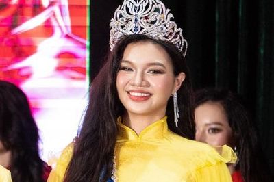 Người đẹp Khánh Hòa gây sốt với khoảnh khắc đăng quang trong tà áo dài
