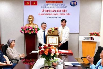 Trao Huy hiệu 45 năm tuổi Đảng cho Luật gia Lê Đông Triều