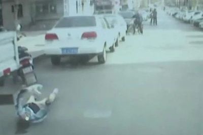 Bé gái lao qua đường bị ô tô hất văng gần 5 mét nhưng thoát chết khó tin