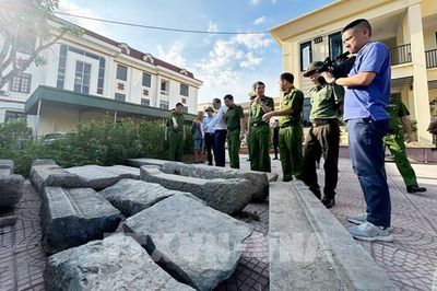 Trao trả cầu đá cổ bị kẻ trộm táo tợn ăn cắp bằng xe cẩu