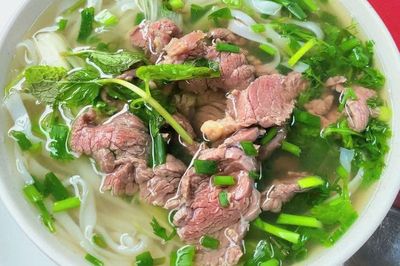 Một tô phở buổi sáng cung cấp bao nhiêu calo cho cơ thể?