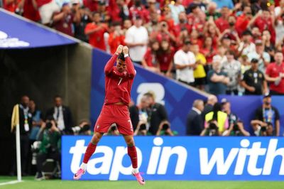 Ronaldo bùng nổ với cú đúp lịch sử