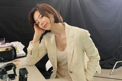 Nhan sắc tuổi 40 của Park Soo Jin gây choáng: Trẻ như nữ sinh, được Bae Yong Joon tháp tùng đầy tình cảm