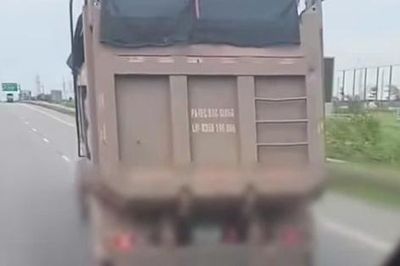 Xử phạt, tước giấy phép lái xe tài xế ôtô đầu kéo đánh võng trên đường