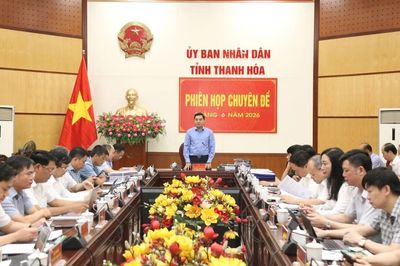 Thảo luận, cho ý kiến vào các tờ trình, nghị quyết, đề án phục vụ phát triển kinh tế - xã hội