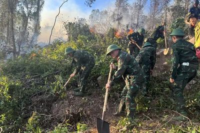 Bộ CHQS tỉnh Thanh Hóa huy động hơn 400 cán bộ, chiến sĩ ứng cứu 3 điểm cháy rừng