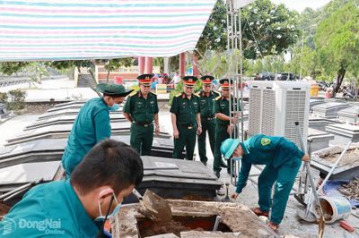 Quân khu 7 kiểm tra công tác lấy mẫu hài cốt liệt sĩ chưa xác định thông tin tại Nghĩa trang liệt sĩ Trảng Bom