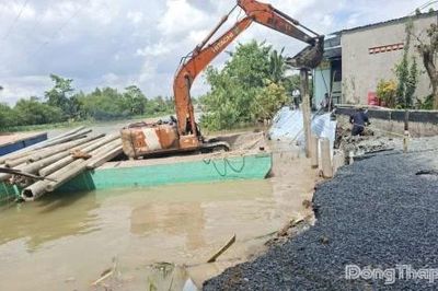 Đồng Tháp: Khẩn trương khắc phục tạm điểm sạt lở đường bờ Tây sông Cổ Cò