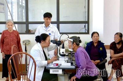 Tổ chức khám mắt miễn phí cho người dân xã Bình Phú