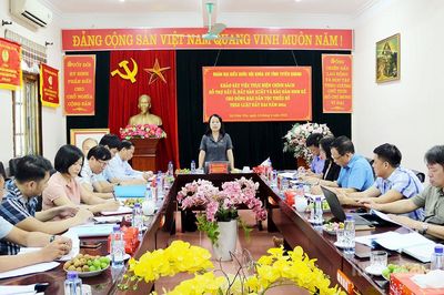 Phó trưởng Đoàn Đại biểu Quốc hội chuyên trách tỉnh Tuyên Quang Lý Thị Lan khảo sát và làm việc với Công ty Lâm nghiệp Tuyên Quang