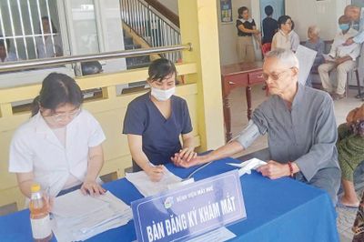Trả lại ánh sáng cho người cao tuổi
