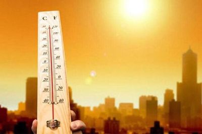 Vượt ngưỡng 40 độ C, Hà Nội nắng bỏng rát