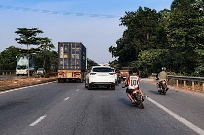 Bốn thanh niên đi xe máy phóng nhanh, lạng lách, đâm trực diện 2 ô tô