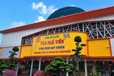 Cần Thơ: Bông sen khổng lồ đầy ấn tượng giữa lòng thành phố