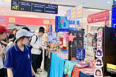 Kể chuyện đất nước bằng những món quà lưu niệm