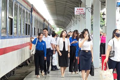 Mở 'Đoàn tàu Bạch Mai' đưa đón y, bác sĩ giữa Hà Nội và Ninh Bình
