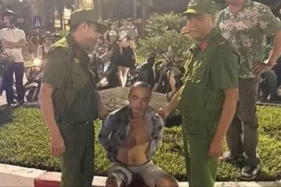 Khống chế đối tượng cầm dao đe dọa người đi đường