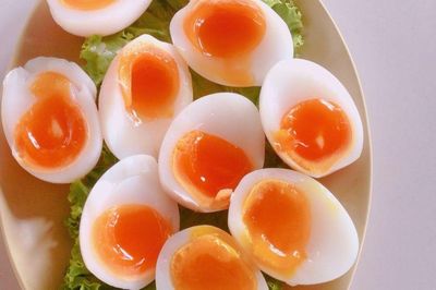 6 nhóm người không nên ăn trứng lòng đào?