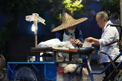Bán chiếc bánh chỉ gần 2.000 đồng suốt hai thập kỷ mà nhất quyết không tăng giá, cụ ông 92 tuổi nói một câu khiến nhiều người xúc động