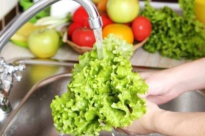 Sự thật bất ngờ về nước muối loãng làm sạch rau củ quả