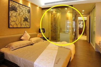 Vì sao nên bật đèn phòng vệ sinh khi ngủ qua đêm ở khách sạn?