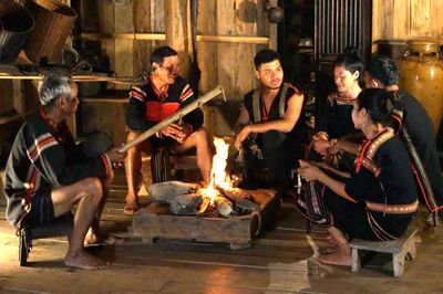 Bỏ phố, phục dựng nhà sàn cũ, chàng trai Mnông thành 'người có uy tín' ở tuổi 25