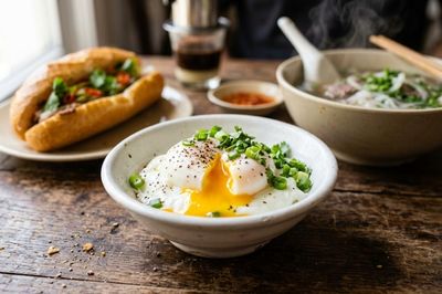 Cách làm trứng chần không bị vỡ