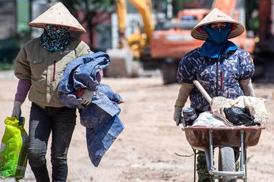 Công nhân mặc áo điều hòa, trùm kín mặt mưu sinh giữa chảo lửa Hà Nội