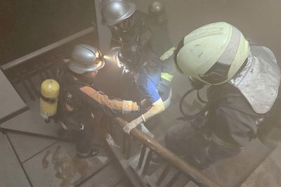 Cứu bà lão mắc kẹt trong căn nhà cháy ở Hà Nội