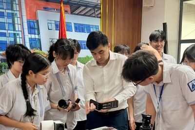 Chuyên gia công nghệ hàng đầu thế giới hướng dẫn học sinh câu lạc bộ Amstronomer sử dụng kính thiên văn điện tử